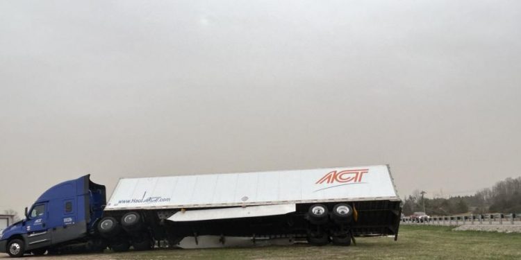 Al menos 18 muertos en violentas tormentas y tornados en EEUU