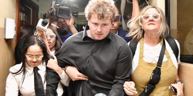 Tribunal acoge habeas corpus de Joshua Steven Riibe, quien estuvo adusto, nervioso y pensativo