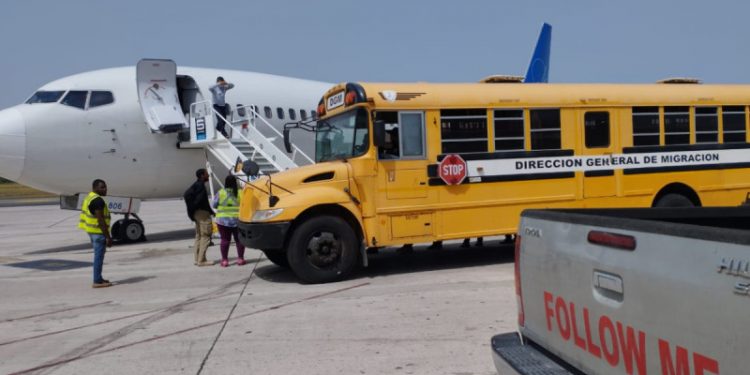 Gobierno organiza plan para reinserción criollos deportados