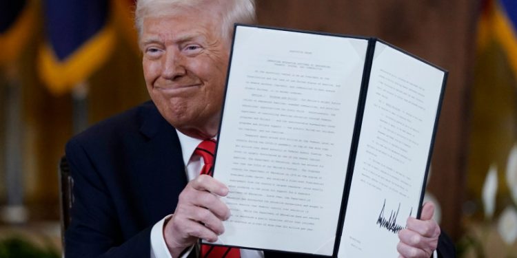 Trump ordena desmantelar el Departamento de Educación