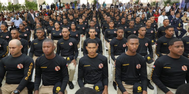 Nuevos agentes migratorios aprenden creole, tácticas militares y derechos humanos