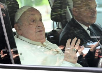 El médico del papa Francisco tuvo que elegir entre "dejarlo ir" o "probar con todo"