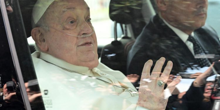 El médico del papa Francisco tuvo que elegir entre "dejarlo ir" o "probar con todo"