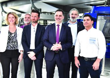 Ministro francés visita el metro y el teleférico, dice “todavía podemos hacer más”