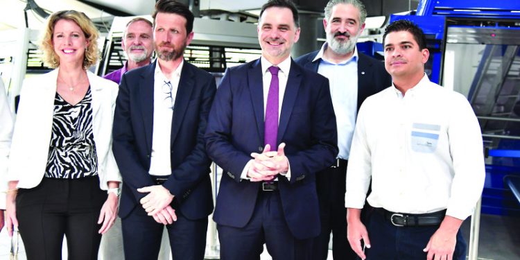 Ministro francés visita el metro y el teleférico, dice “todavía podemos hacer más”