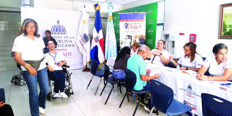 Discapacitados reciben oportunidad en feria de empleos realizada en Santiago