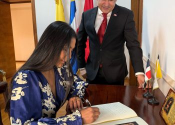 Nathalie Peña-Comas canta en los jardines del Vaticano