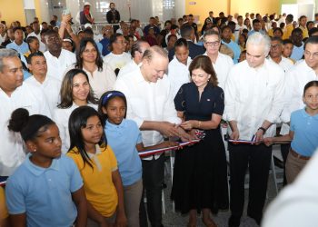 Presidente Abinader encabeza graduación de más de 1,300 jóvenes del programa "Oportunidad 14-24″ y la inauguración de la ampliación de escuela básica que beneficiará a 840 estudiantes, en Santiago