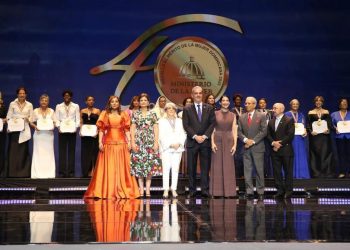 Presidente Abinader otorga la Medalla al Mérito de la Mujer a 16 dominicanas por su destacada trayectoria