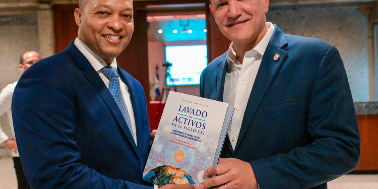 Raymond Familia pone en circulación nuevo libro de prevención de lavado de activos en el Siglo XXI: analizando el impacto de las tecnologías emergentes
