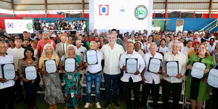 Presidente Abinader entrega 819 títulos de propiedad de un total de 1,955 que impactan a más de 7,820 personas de Esperanza, Valverde