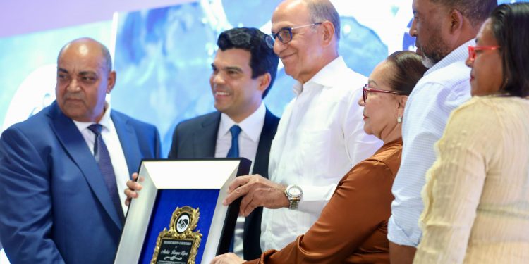 Welligton Arnaud reconoce a Ing. Andrés Burgos por labor durante su gestión en Coraasan