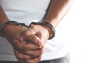 Tribunal impone 18 meses de prisión preventiva a individuo acusado de estafar a franceses