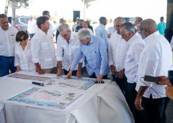 Abinader agotó 6 horas inaugurando obras en Baní y escuchando a sus representantes