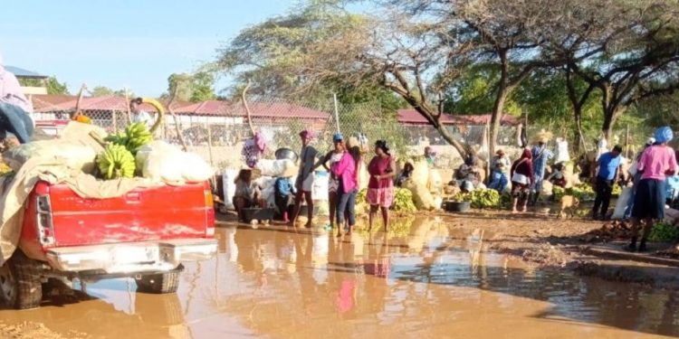 Mercado domínico-haitiano se realiza en medio del lodo provocado por las lluvias en Pedernales