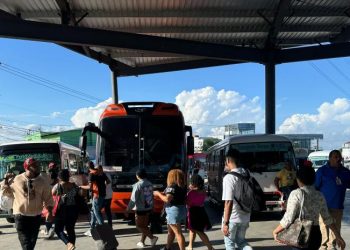 Maletas, mochilas y prisa: la ciudad empieza a sentirse vacía por asueto de la Semana Mayor