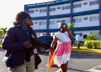 Haitianos llegan con papeles en manos a los hospitales
