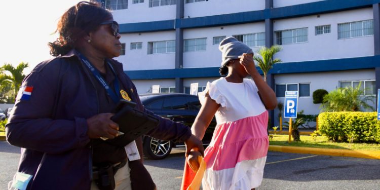 Haitianos llegan con papeles en manos a los hospitales