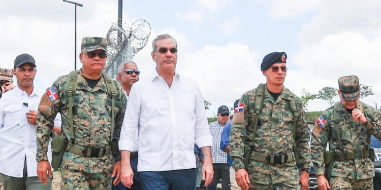 Abinader pide estricto control en frontera y advierte a militares que “dejar pasar un indocumentado es inaceptable”