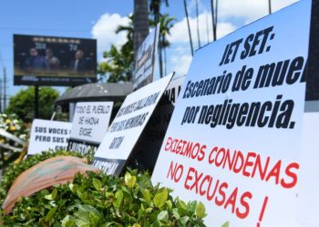 Clamor de justicia: Cartelones "gritan" en la parte frontal de la discoteca Jet Set