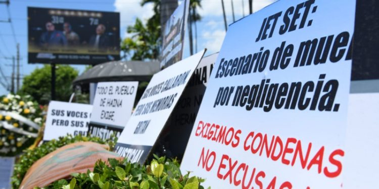 Clamor de justicia: Cartelones "gritan" en la parte frontal de la discoteca Jet Set