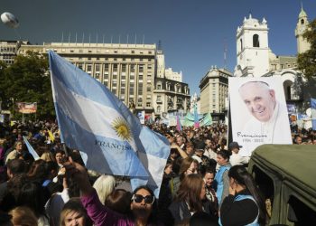 El papa Francisco recibe un último adiós en su tierra durante una emotiva procesión en Buenos Aires