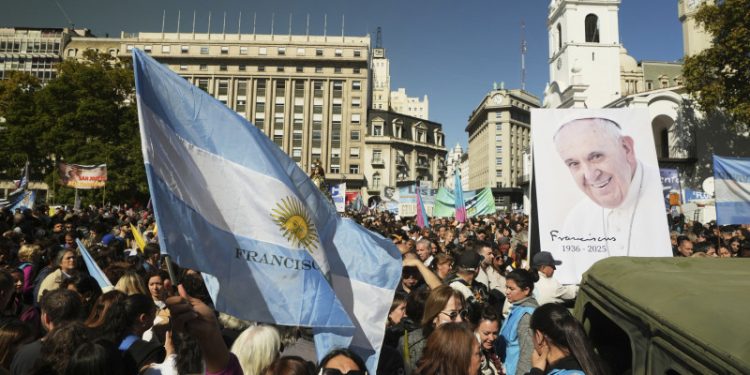 El papa Francisco recibe un último adiós en su tierra durante una emotiva procesión en Buenos Aires