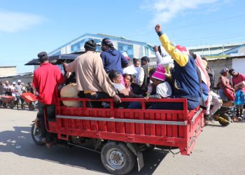Cientos de haitianos regresan a su país al huir de las medidas migratorias tomadas por RD