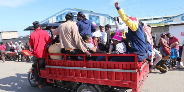Cientos de haitianos regresan a su país al huir de las medidas migratorias tomadas por RD