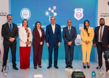 Abinader asiste a conferencia de embajada de EE.UU., donde le dan crédito por responder a lucha contra las drogas sintéticas