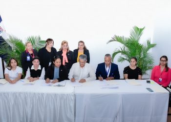 Regional 08 del Minerd otorga contratos a maestras y maestros auxiliares del Nivel Inicial