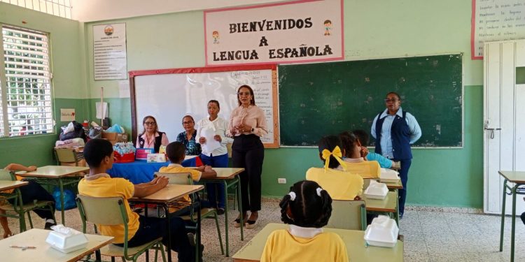 Distrito 13-04 realiza Olimpiadas de Ciencias Sociales de nivel primario y secundario