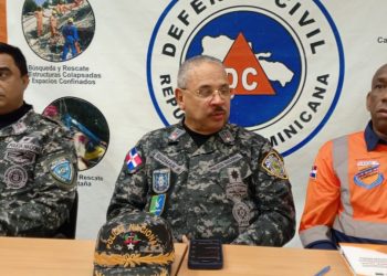 El subdirector de la policía nacional visita las oficinas de la Defensa Civil en Santiago