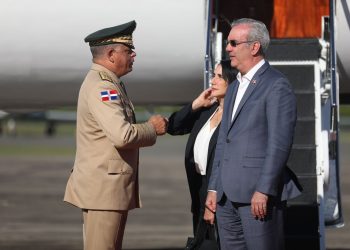 Presidente Abinader retorna al país tras participar en actos funerales del papa Francisco