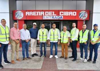 Ministro Kelvin Cruz realiza evaluación del techo de La Gran Arena del Cibao