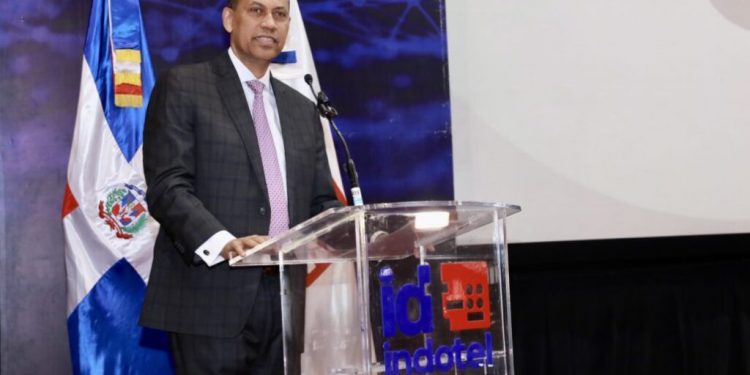 Indotel renombra edificio del Centro Cultural como “René del Risco Bermúdez” y develiza tarja en su honor