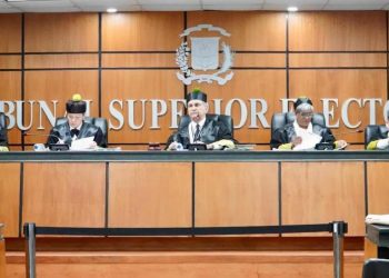 Tres partidos van a los tribunales para exigir más dinero del Estado