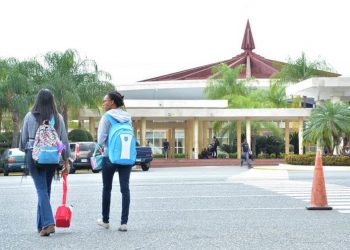 Proyecto de ley exigiría que haitianos titulados aquí regresen a ejercer la profesión en su país