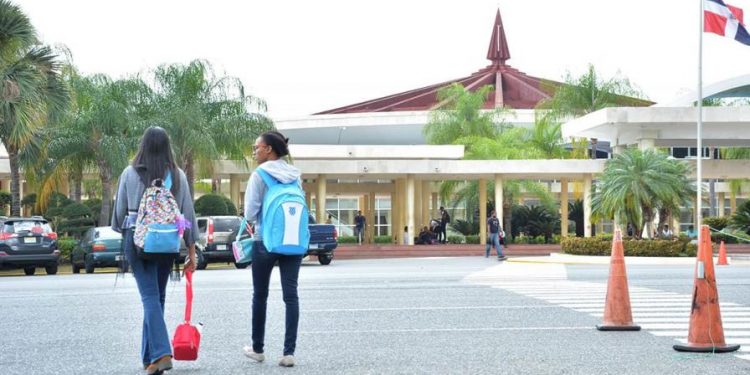 Proyecto de ley exigiría que haitianos titulados aquí regresen a ejercer la profesión en su país