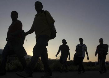 Trump dará bonificación a extranjeros que salgan por su cuenta de EEUU y sancionará a los que no