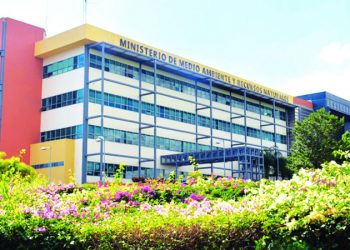 Medio Ambiente pide al senador de La Vega disculparse por comer cangrejo en veda