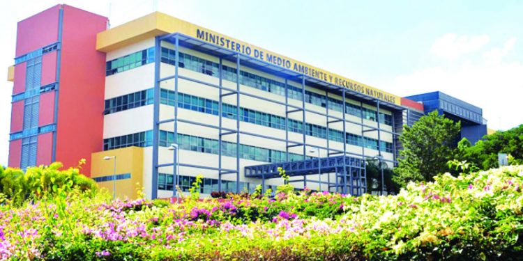 Medio Ambiente pide al senador de La Vega disculparse por comer cangrejo en veda