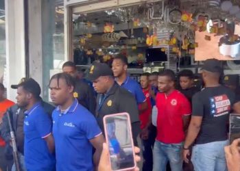 Migración irrumpe en tienda china y expulsa a empleados haitianos indocumentados