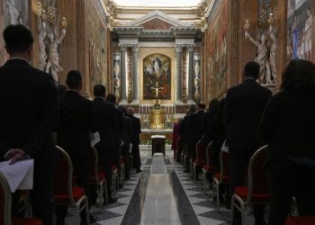 Los cardenales que elegirán al sucesor del papa Francisco ya empiezan a aislarse de todo el mundo