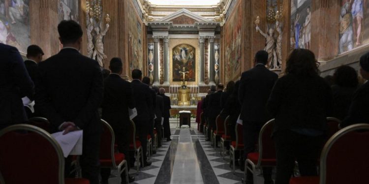 Los cardenales que elegirán al sucesor del papa Francisco ya empiezan a aislarse de todo el mundo
