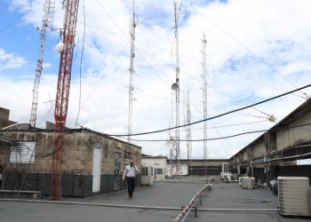 El edificio “El Huacal” tiene sobre su techo una cisterna de más de 50 años