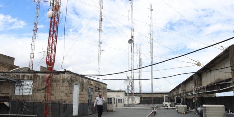 El edificio “El Huacal” tiene sobre su techo una cisterna de más de 50 años