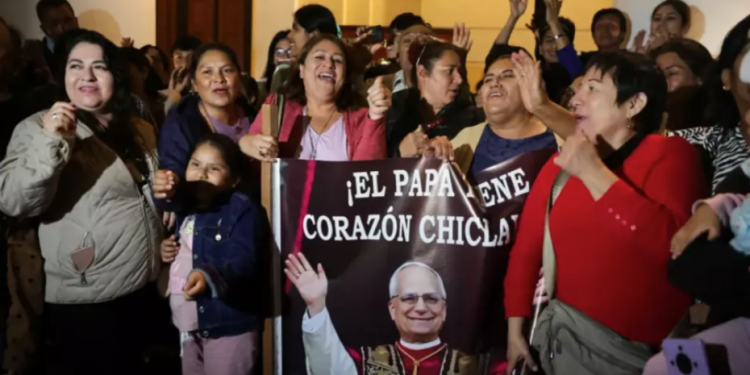 Familias en Perú alegres por elección del papa León XIV, quien mantiene identificación de ese país