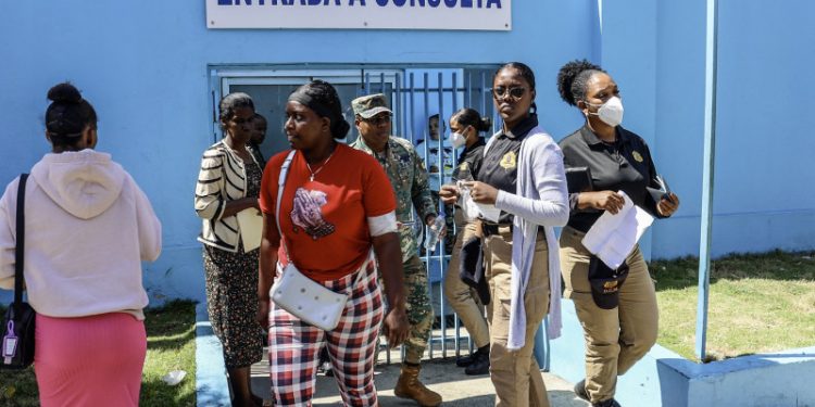 Haitianos no pagan por servicios de salud en Hospital de Engombe