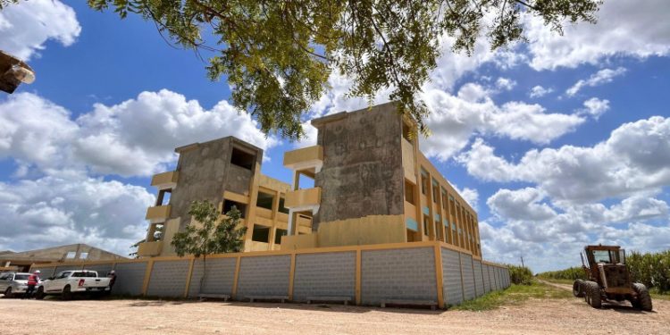 Gobierno inicia plan “Aulas 24/7” para reconstruir más de mil centros educativos antes de agosto 2025